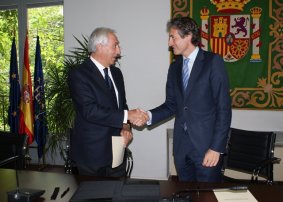 Íñigo de la Serna y Alfredo Barrau, tras la firma del convenio.